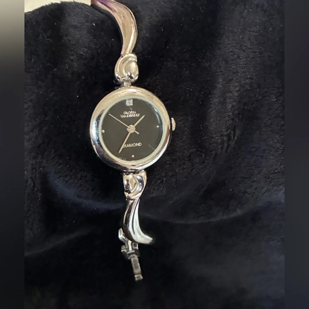 Gloria Vanderbilt silvertone diamond Watch/Bracelet NEW BATTERY